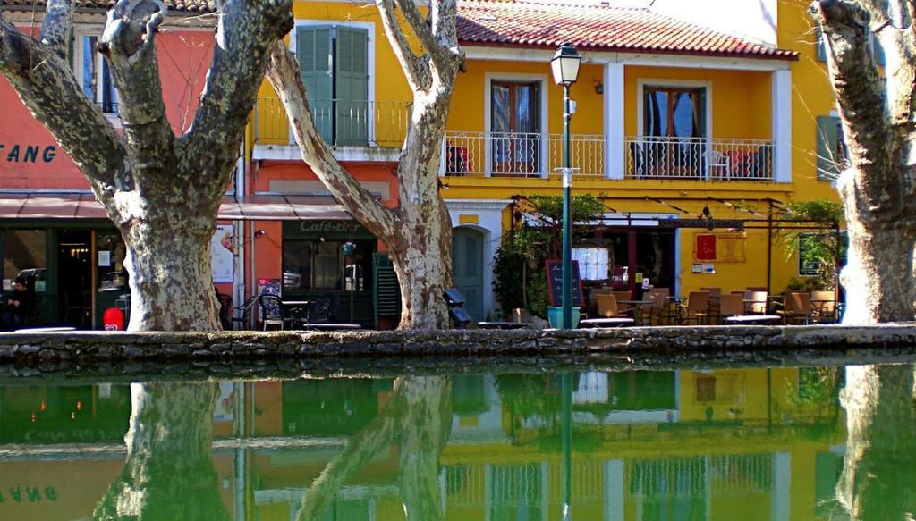 Logis Hotel De L'Etang Cucuron Exteriör bild