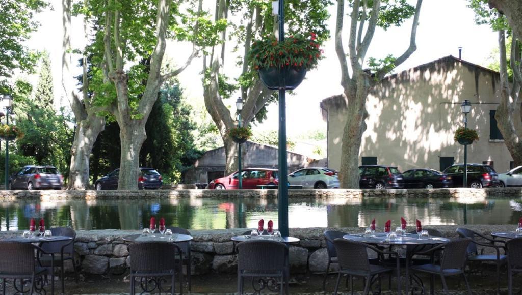 Logis Hotel De L'Etang Cucuron Exteriör bild