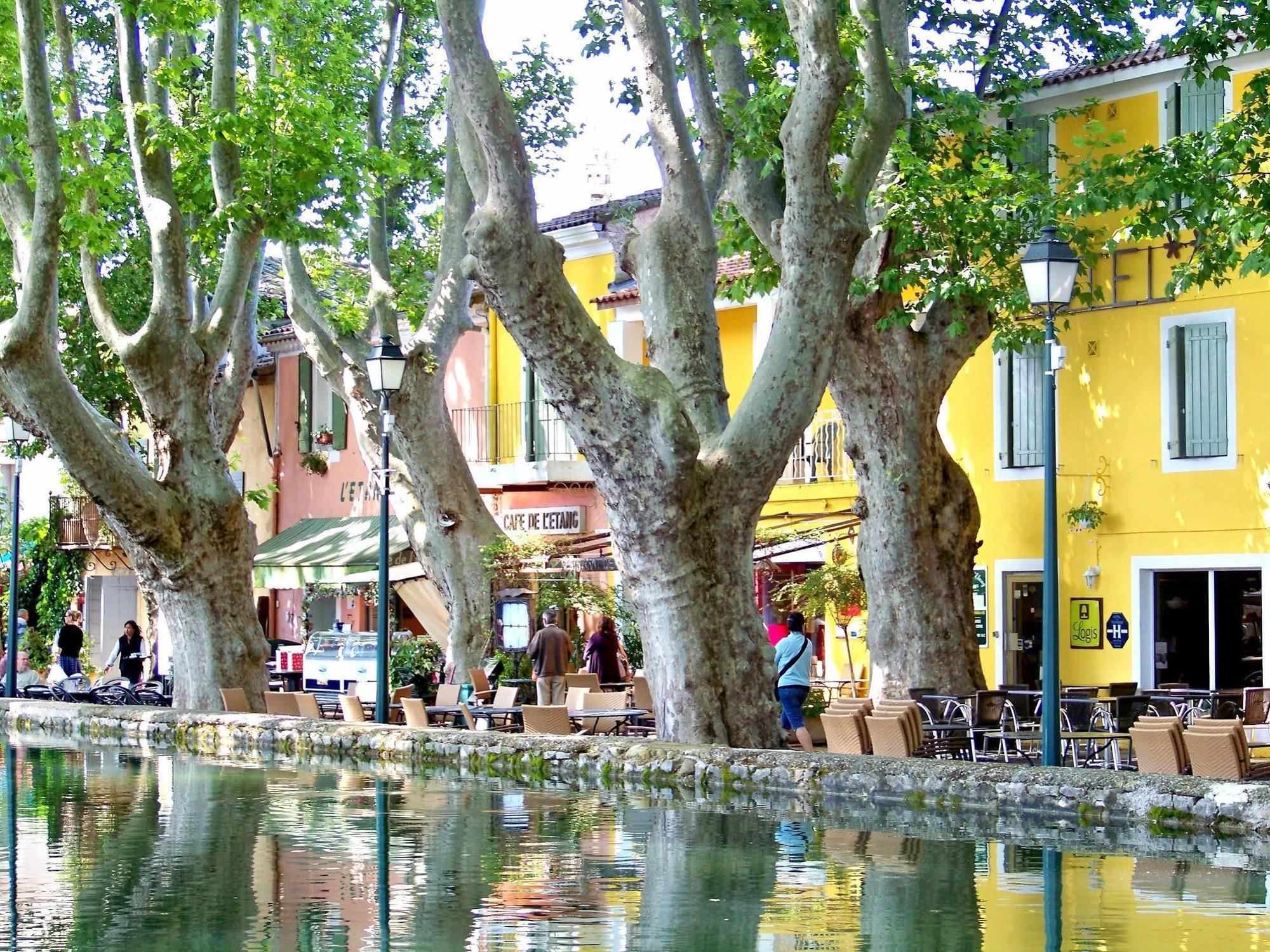 Logis Hotel De L'Etang Cucuron Exteriör bild