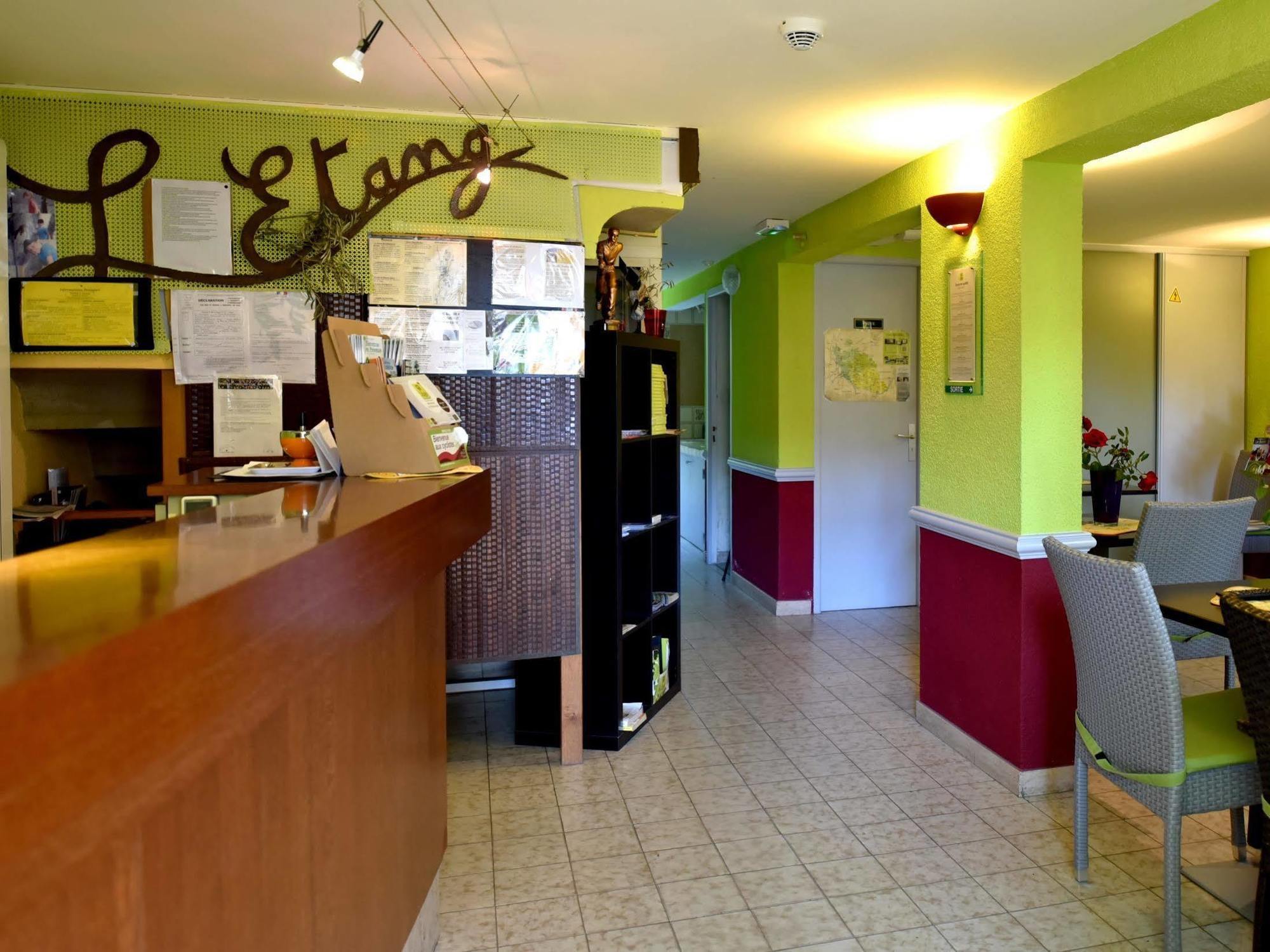 Logis Hotel De L'Etang Cucuron Exteriör bild