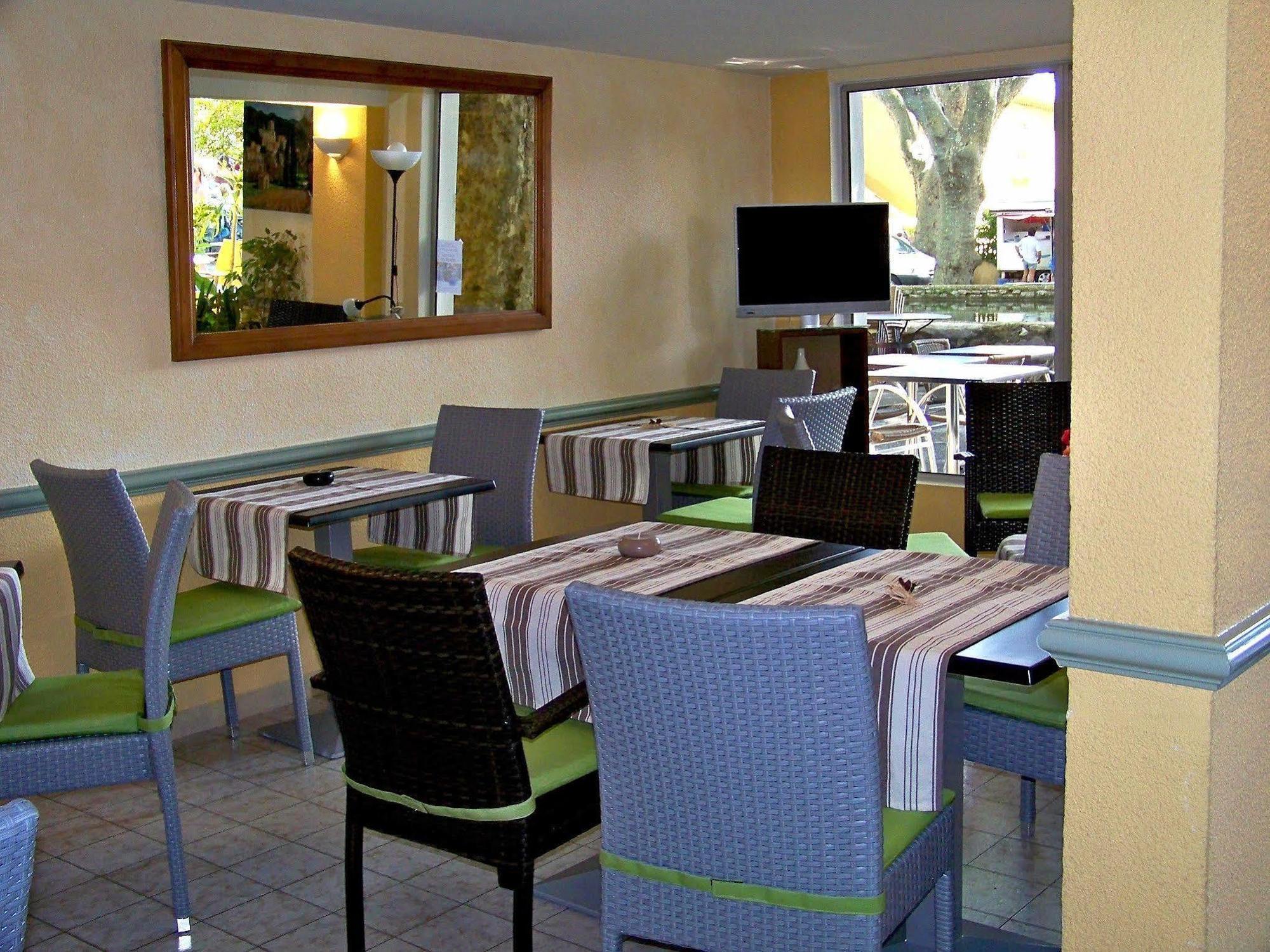 Logis Hotel De L'Etang Cucuron Exteriör bild