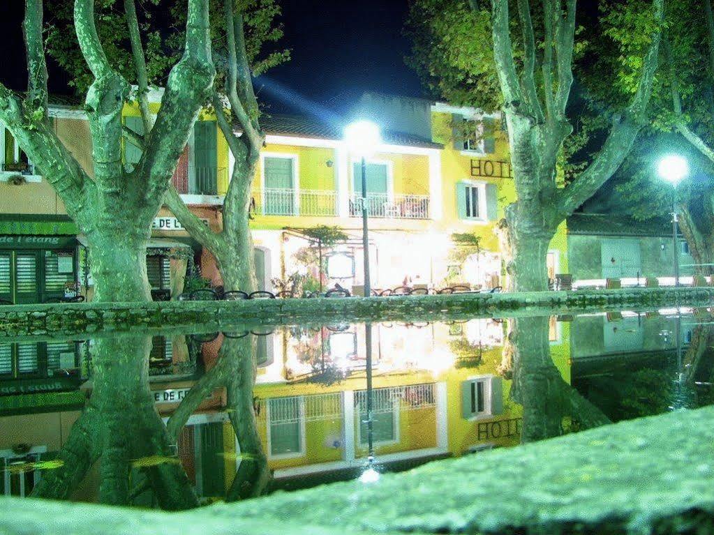 Logis Hotel De L'Etang Cucuron Exteriör bild