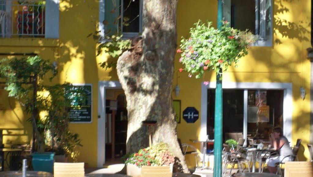 Logis Hotel De L'Etang Cucuron Exteriör bild