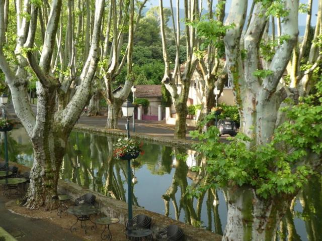 Logis Hotel De L'Etang Cucuron Exteriör bild